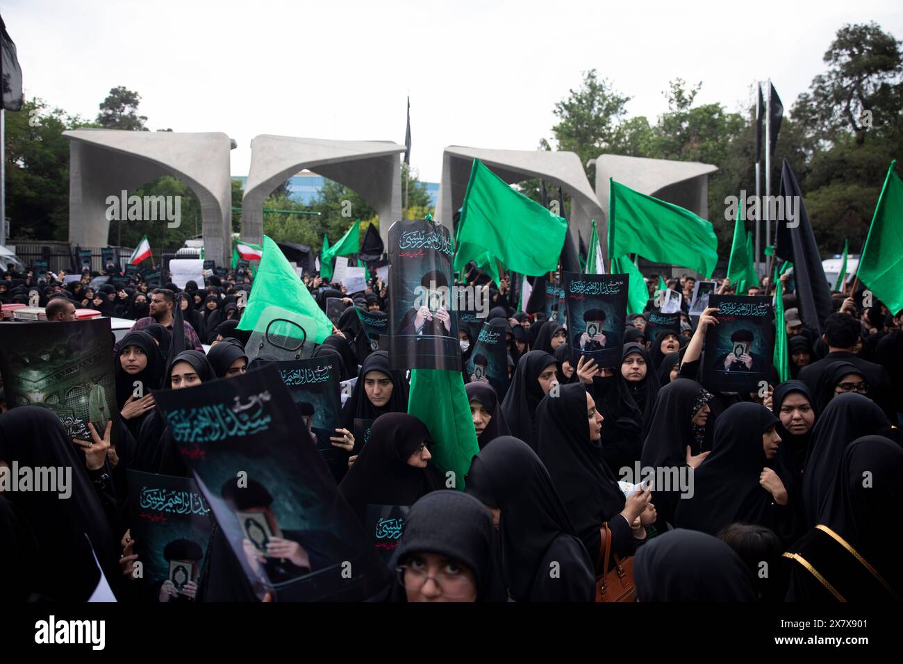 Teheran, Iran. 21 maggio 2024. Il popolo iraniano partecipa a una manifestazione di lutto per il presidente Ebrahim Raisi di fronte all'ingresso dell'Università di Teheran, Teheran, Iran, martedì 21 maggio, 2024 il presidente Raisi e il ministro degli Esteri del paese, Hossein Amirabdollahian, sono stati trovati morti lunedì ore dopo che il loro elicottero si è schiantato nella nebbia. (Foto di Sobhan Farajvan/Pacific Press) credito: Pacific Press Media Production Corp./Alamy Live News Foto Stock