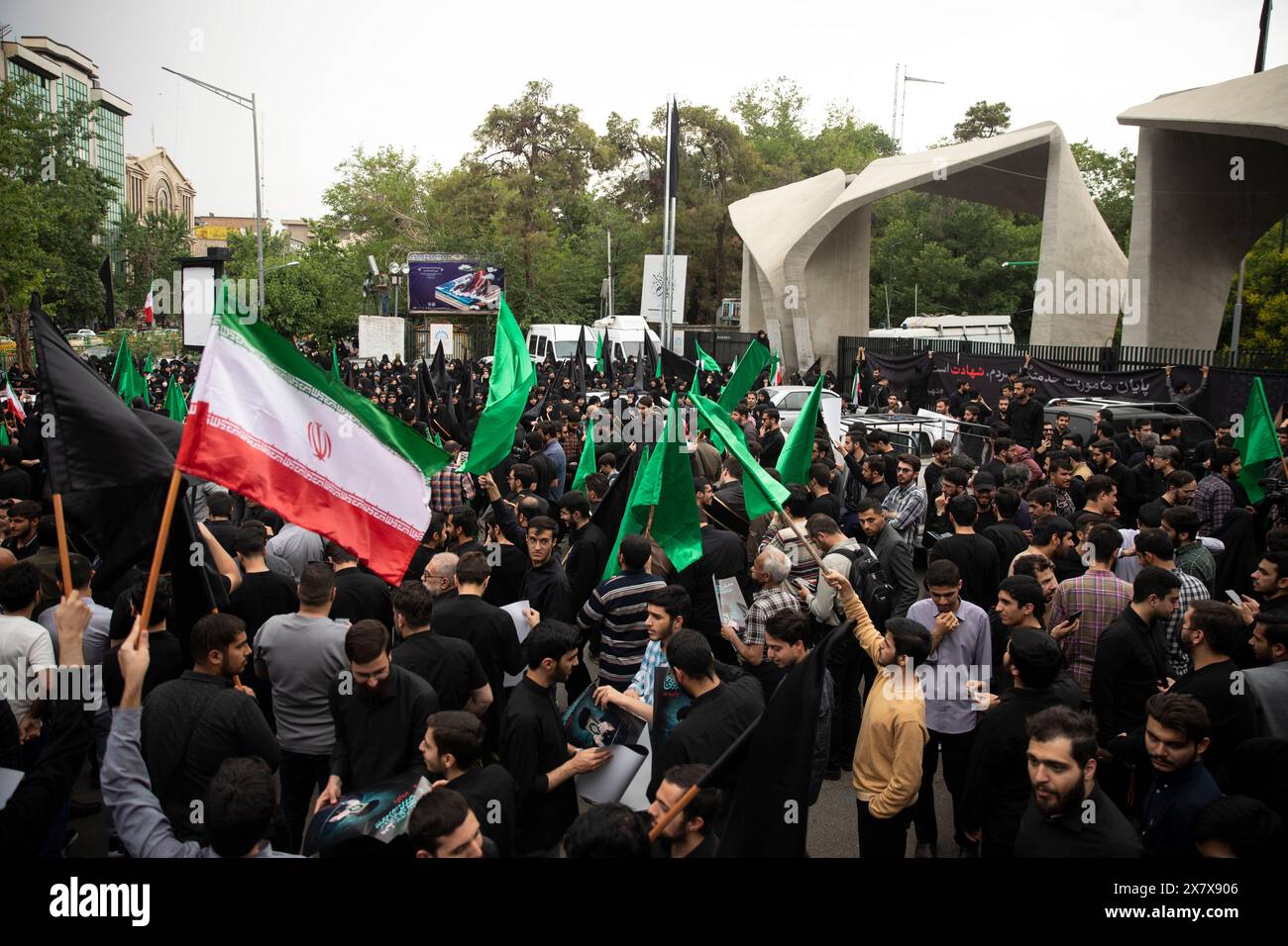 Teheran, Iran. 21 maggio 2024. Il popolo iraniano partecipa a una manifestazione di lutto per il presidente Ebrahim Raisi di fronte all'ingresso dell'Università di Teheran, Teheran, Iran, martedì 21 maggio, 2024 il presidente Raisi e il ministro degli Esteri del paese, Hossein Amirabdollahian, sono stati trovati morti lunedì ore dopo che il loro elicottero si è schiantato nella nebbia. (Foto di Sobhan Farajvan/Pacific Press) credito: Pacific Press Media Production Corp./Alamy Live News Foto Stock