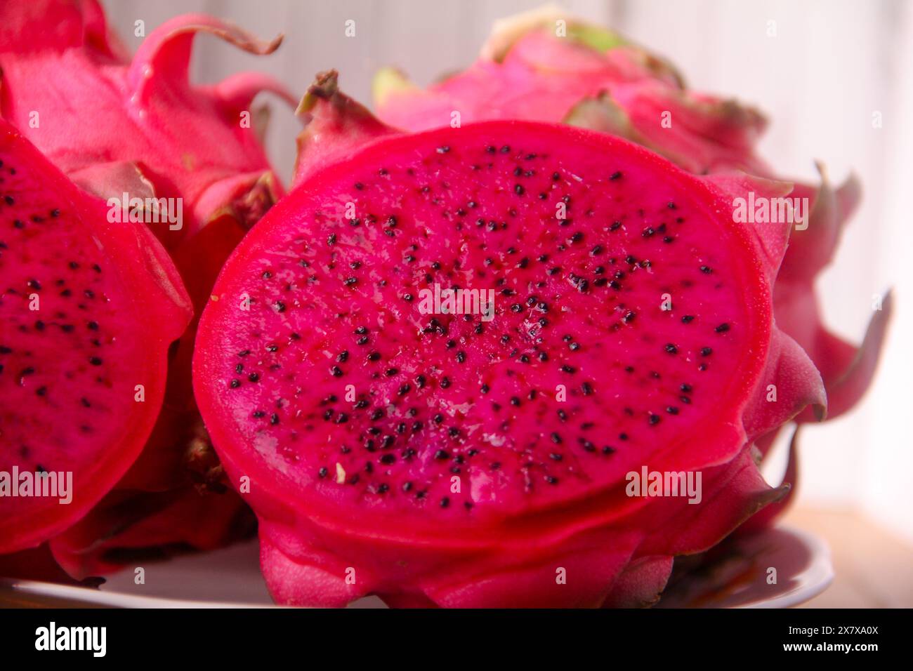 Il frutto del drago rosso maturo e pronto per essere servito su un piatto fa bene alla salute Foto Stock