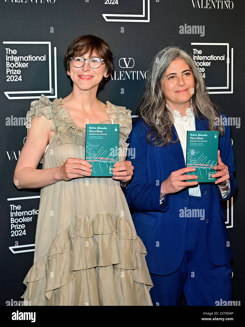 LONDRA, INGHILTERRA - 21 MAGGIO 2024: La traduttrice Annie McDermott e l'autrice Selva Almada con il libro selezionato 'Not a River' partecipa all'annuncio dell'International Booker Prize 2024 alla Tate Modern di Londra, Inghilterra. Credito: Vedi li/Picture Capital/Alamy Live News Foto Stock