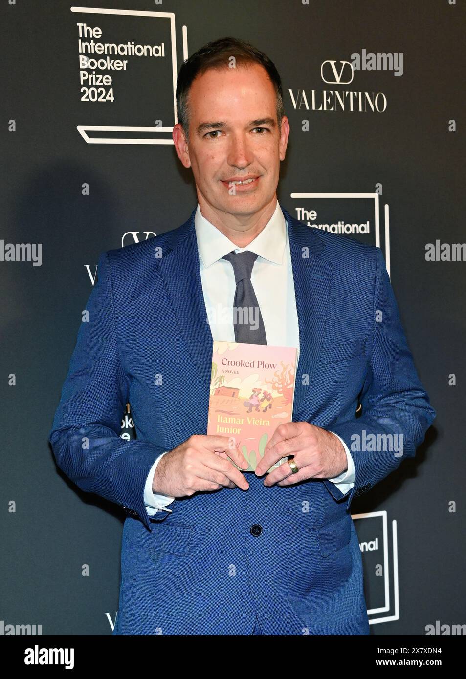 LONDRA, INGHILTERRA - 21 MAGGIO 2024: Il traduttore Johnny Lorenz con il libro selezionato "Crooked Plow" partecipa all'annuncio dell'International Booker Prize 2024 alla Tate Modern di Londra, Inghilterra. Credito: Vedi li/Picture Capital/Alamy Live News Foto Stock