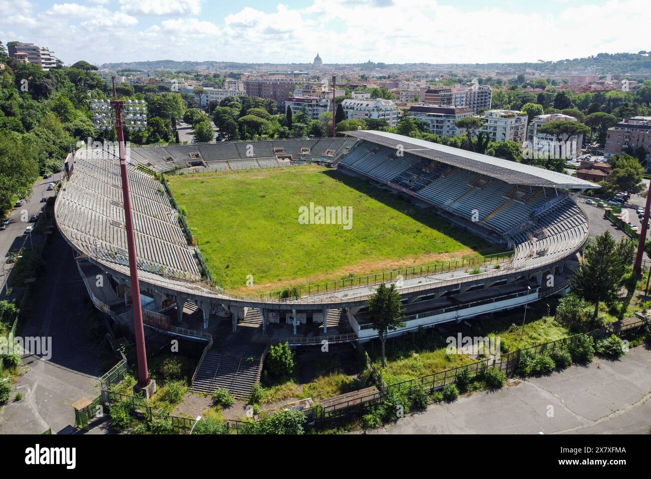 Roma, Italia. 21 maggio 2024. (NOTA DELL'EDITORE: Immagine scattata da un drone) Vista aerea dello Stadio Flaminio di Roma. Dopo 13 anni di abbandono, è iniziato il lungo processo di riqualificazione dello Stadio Flaminio di Roma. E' una gara, ma la Lazio sembra essere la favorita. Una spesa di 250 milioni di euro per il prossimo stadio laziale: Una modernizzazione del Flaminio che passerà da 24mila a 50mila posti e nuovi stand della struttura. Credito: SOPA Images Limited/Alamy Live News Foto Stock