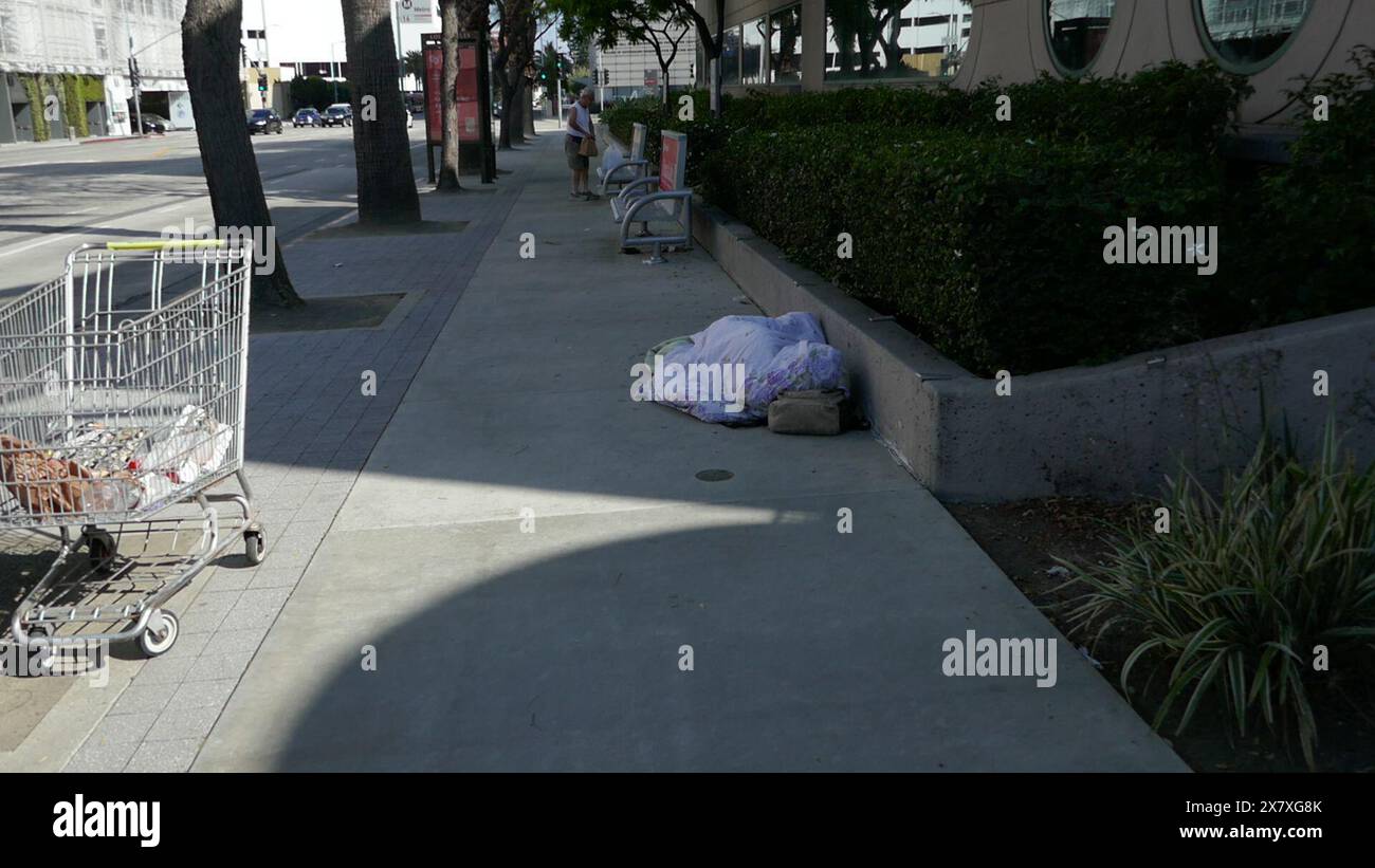 Los Angeles, California, USA 18 maggio 2024 tenda/campi per senzatetto e senzatetto accanto al Cedars Sinai Hospital il 18 maggio 2024 a Los Angeles, California, USA. Foto di Barry King/Alamy Stock Photo Foto Stock