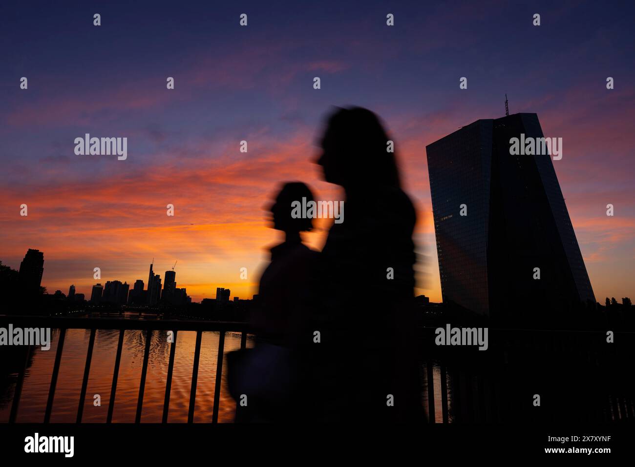 La luce del sole che tramonta colora il cielo dietro la Banca centrale europea (BCE) e lo skyline di Francoforte arancione-rosso, Francoforte sul meno, Assia, GE Foto Stock