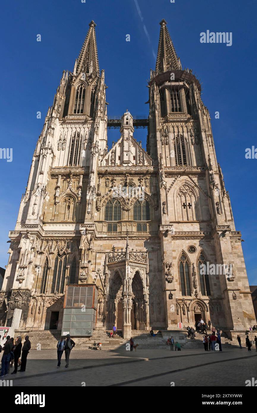 Facciata principale della Cattedrale di San Pietro di Ratisbona, inizio costruzione 1273, Ratisbona, alto Palatinato, Baviera, Germania, Europa Foto Stock