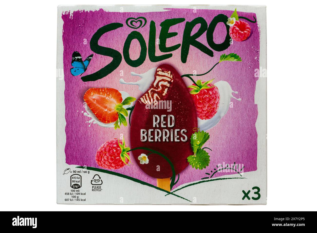 Scatola di gelati Solero Red Berries gelati isolati su sfondo bianco - gelato alle fragole con turbolenza e un rivestimento di sorbetto ai lamponi Foto Stock