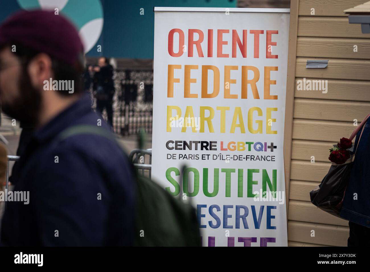 17 maggio 2024, Parigi, Francia: Un cartello del LGBTQI Paris Center visto durante l'evento ''Bal de l'Amour'' (ballo dell'amore) nella Piazza del Municipio di Parigi. Il Municipio di Parigi ha organizzato la seconda edizione di ''Bal de l'Amour'' (Love Prom) nella Piazza del Municipio. Evento che ha segnato la giornata internazionale contro l'omofobia, la bifobia, la tranfobia e la lesbfobia (IDAHOT/IDAHOBIT) e finge di celebrare la cultura artistica e musicale LGBTQIA. Il Municipio di Parigi ha organizzato la seconda edizione di ''Bal de l'Amour'' (Love Prom) nella Piazza del Municipio. Questo evento ha segnato la giornata internazionale Ag Foto Stock
