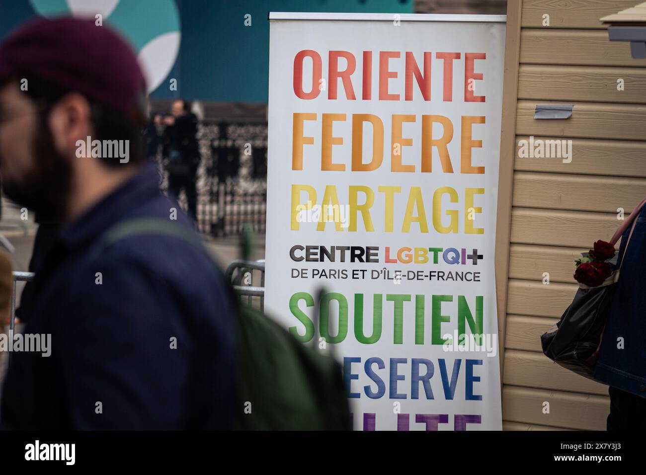 Parigi, Francia. 17 maggio 2024. Un cartello del Centro LGBTQI di Parigi visto durante l'evento 'Bal de l'Amour' (ballo dell'amore) nella Piazza del Municipio di Parigi. Il Municipio di Parigi ha organizzato la seconda edizione di "Bal de l'Amour" (Love Prom) in Piazza del Municipio. Questo evento ha segnato la giornata internazionale contro l'omofobia, la bifobia, la tranfobia e la lesbfobia (IDAHOT/IDAHOBIT) e ha celebrato la cultura artistica e musicale LGBTQIA. Credito: SOPA Images Limited/Alamy Live News Foto Stock