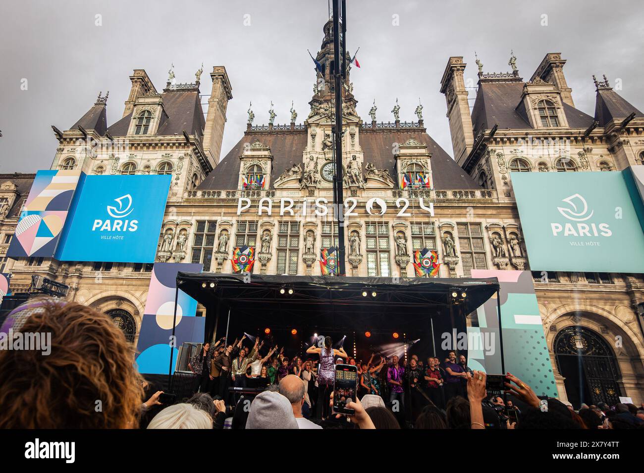 Parigi, Francia. 17 maggio 2024. Vista generale del Municipio di Parigi durante il 'Bal de l'Amour' (ballo dell'amore). Il Municipio di Parigi ha organizzato la seconda edizione di "Bal de l'Amour" (Love Prom) in Piazza del Municipio. Questo evento ha segnato la giornata internazionale contro l'omofobia, la bifobia, la tranfobia e la lesbfobia (IDAHOT/IDAHOBIT) e ha celebrato la cultura artistica e musicale LGBTQIA. (Foto di Telmo Pinto/SOPA Images/Sipa USA) credito: SIPA USA/Alamy Live News Foto Stock