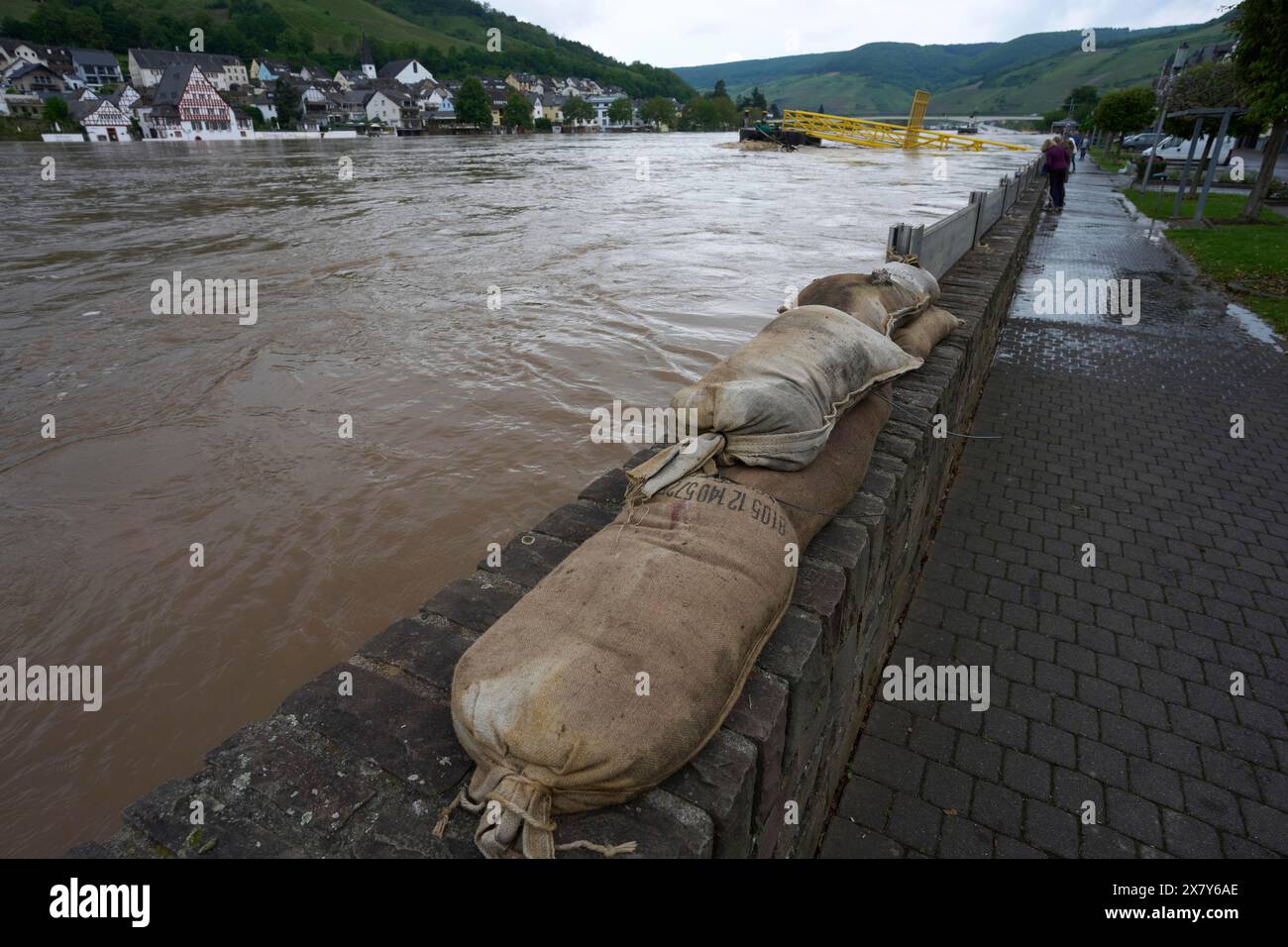 I sacchi di sabbia giacciono sul muro di difesa contro le inondazioni a Zell. In poche ore, l'acqua alluvionale dalla Mosella confluirà nel centro storico di Zell. Zell, Reno Foto Stock