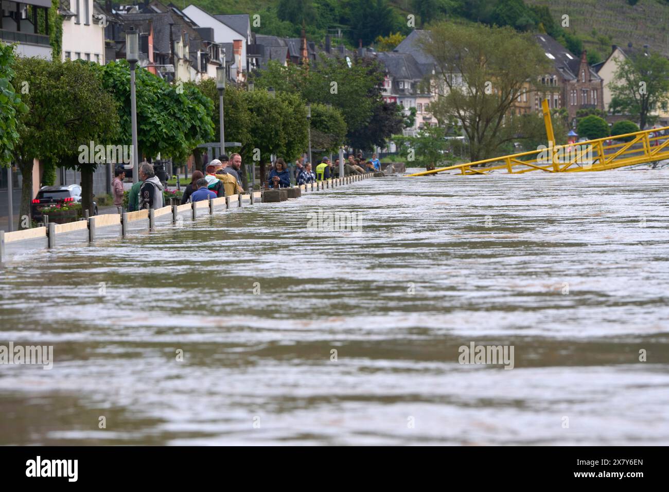 Le acque alluvionali della Mosella scorreranno presto oltre la barriera alluvionale nel centro storico di Zell. Zell, Renania-Palatinato, Germania, Europa Foto Stock