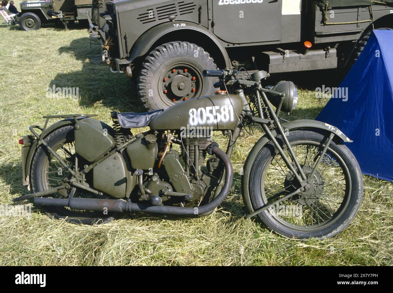 - Normandia, veterani di guerra e collezionisti di veicoli militari d'epoca partecipano alle cerimonie annuali per la commemorazione dello sbarco alleato del giugno 1944. Moto Matchless inglese d'epoca - Normandia, veterani di guerra e collezionisti di veicoli militari d'epoca partecipano alle annuali cerimonie per la commemorazione degli sbarchi alleati del giugno 1944. Motocicletta d'epoca inglese Matchless Foto Stock