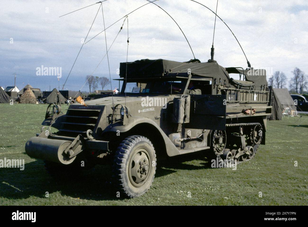 - Normandia, veterani di guerra e collezionisti di veicoli militari d'epoca partecipano alle cerimonie annuali per la commemorazione dello sbarco alleato del giugno 1944. Mezzo di mezza pista US M3 - Normandia, veterani di guerra e collezionisti di veicoli militari d'epoca partecipano alle annuali cerimonie per la commemorazione degli sbarchi alleati del giugno1944. Veicolo semicingolato USA M3 Foto Stock