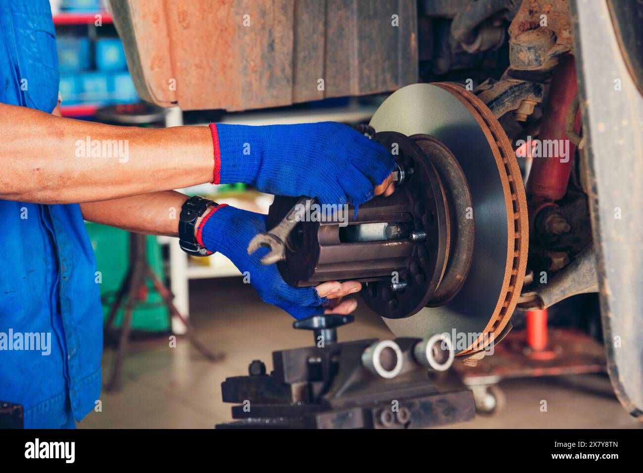 Garage per auto di assistenza meccanica nel centro mobile automobilistico. Officina dei tecnici che riparano i veicoli a motore e si occupano di ingegneria meccanica Foto Stock