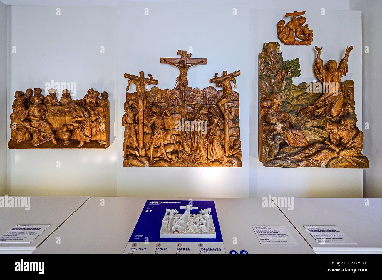 Rilievi in legno, sotto il calco del rilievo originale in legno di un gruppo di crocifissione, Museo, Monastero di Ottobeuren, Allgäu, Svevia, Baviera, Germania, E. Foto Stock