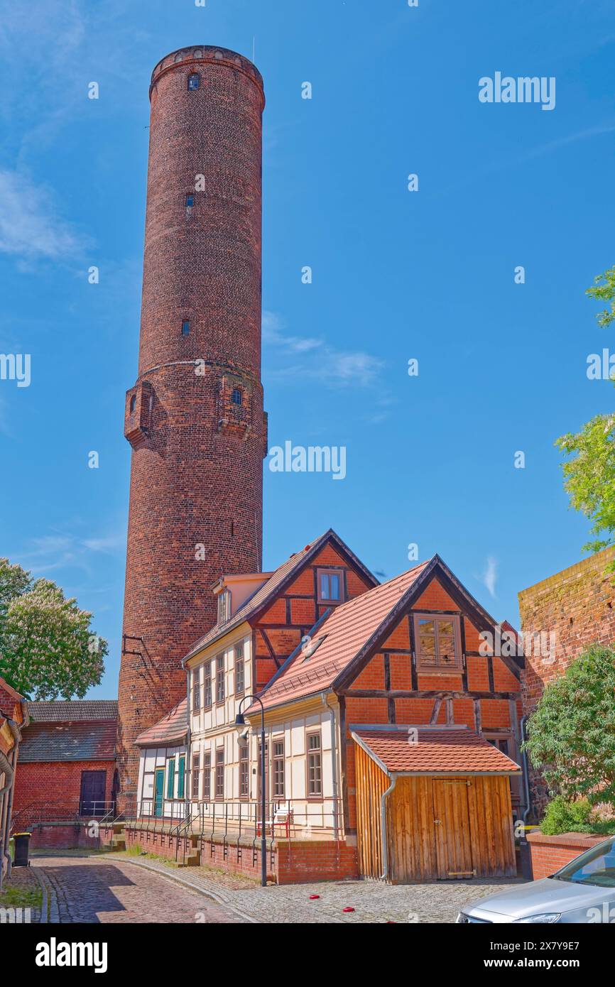 La torre dei rottami, costruita in stile gotico in mattoni, e lo Schrot-Kontor a Mauerstraße nel centro storico di Tangermünde, città anseatica nell'al Foto Stock