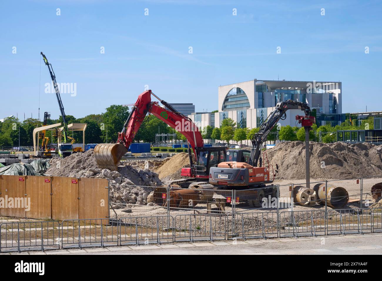 Lavori di costruzione di fronte all'edificio del Reichstag e alla Cancelleria di Berlino, Berlino, Germania, Europa Foto Stock