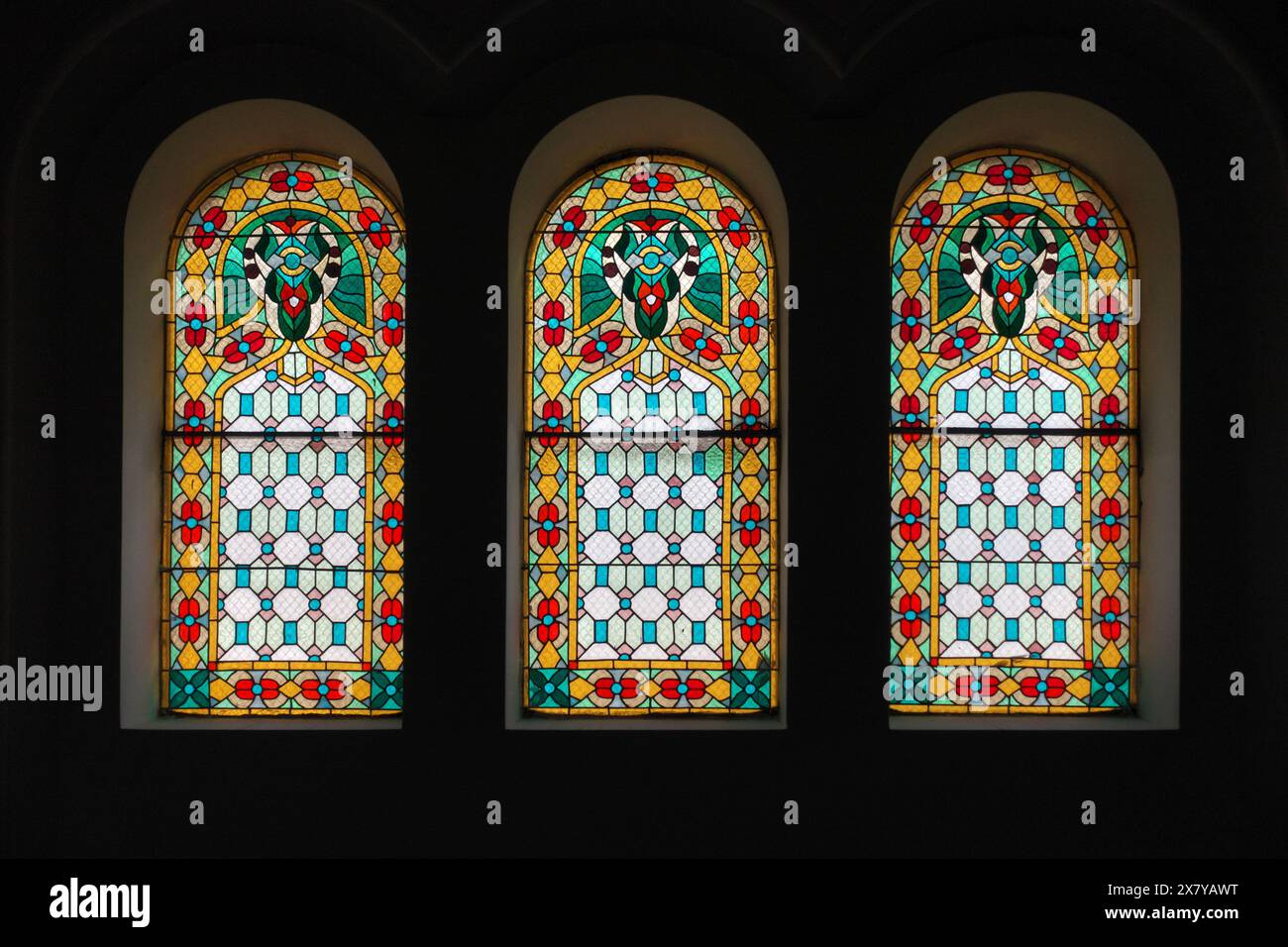 Tre vetrate colorate nella sinagoga Novi Sad, Vojvodina, Serbia Foto Stock