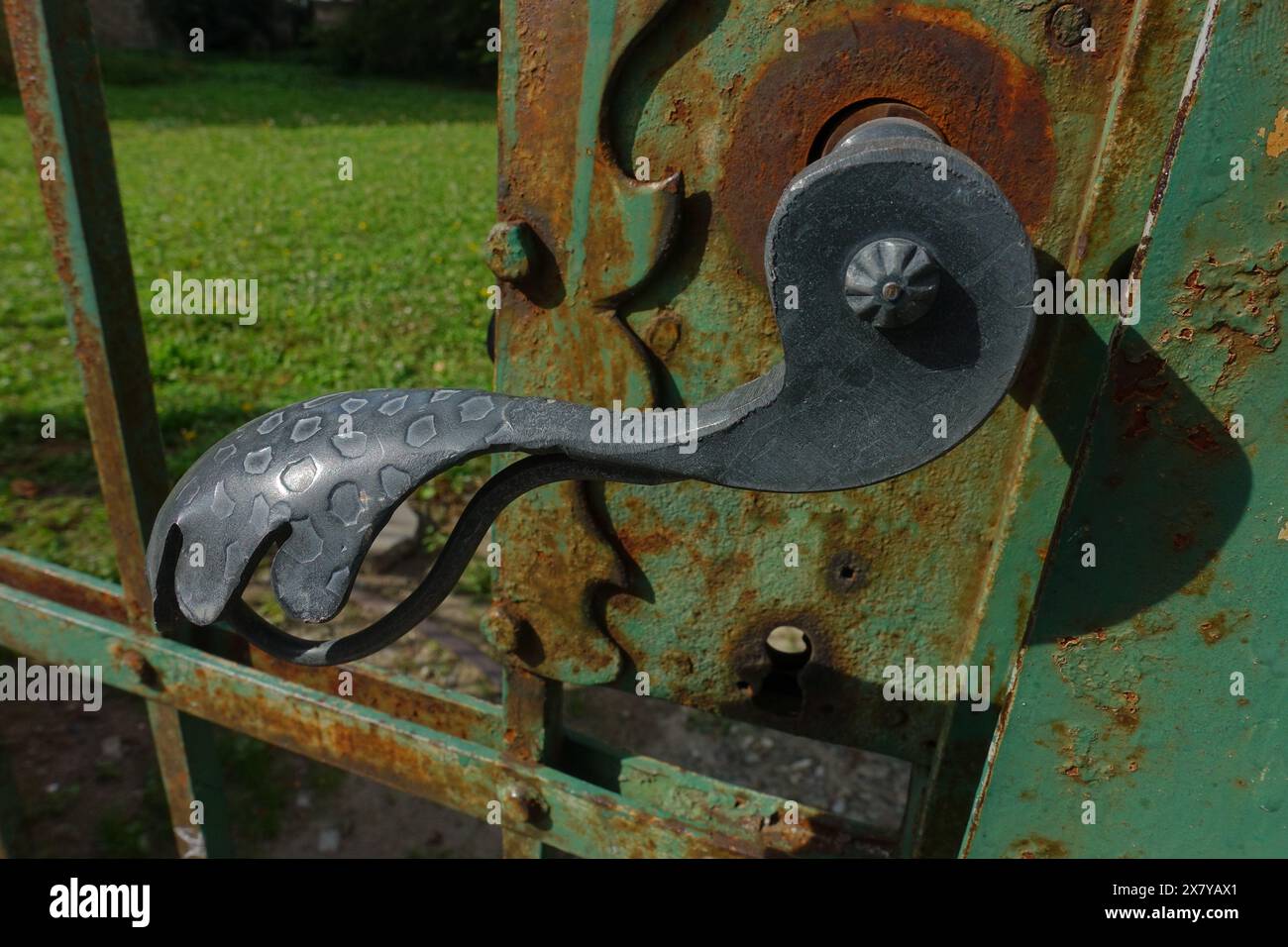 Maniglia decorata di cancello pedonale in metallo per il parco della sinagoga Novi Sad, Vojvodina, Serbia Foto Stock