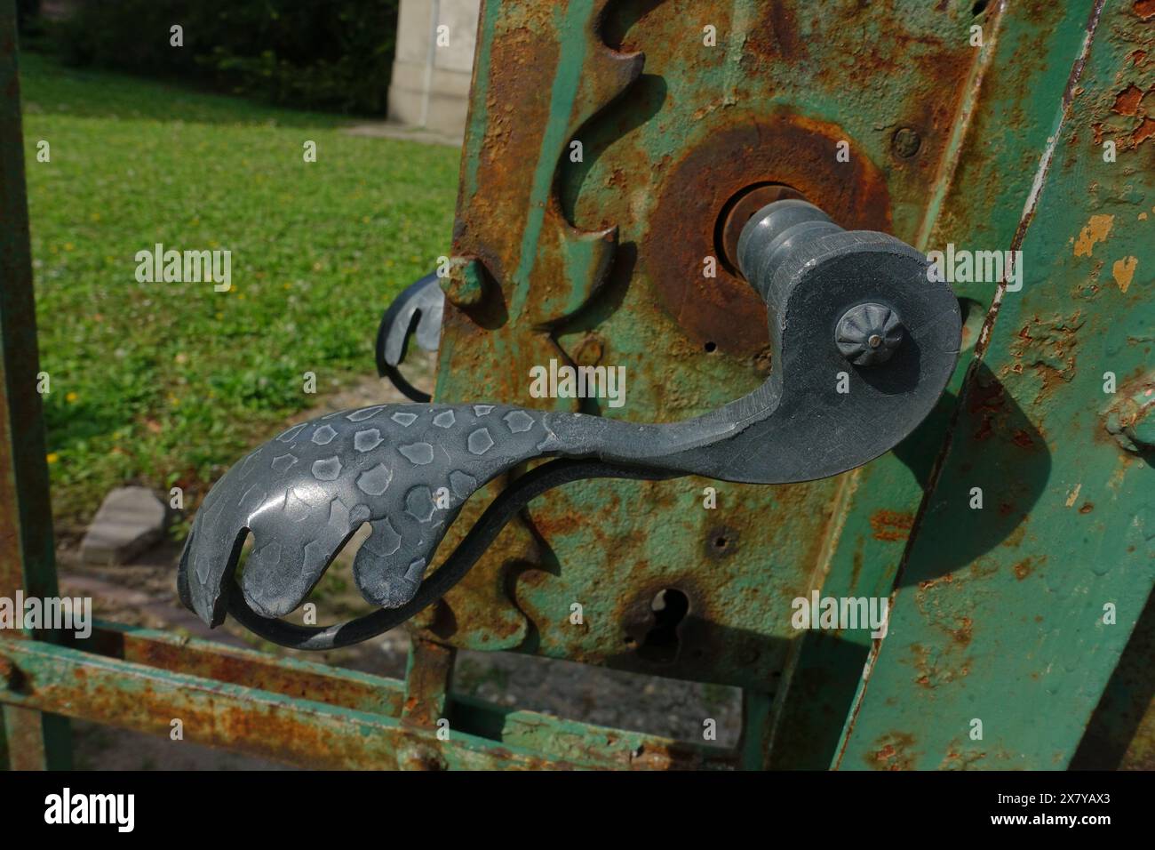 Maniglia decorata di cancello pedonale in metallo per il parco della sinagoga Novi Sad, Vojvodina, Serbia Foto Stock