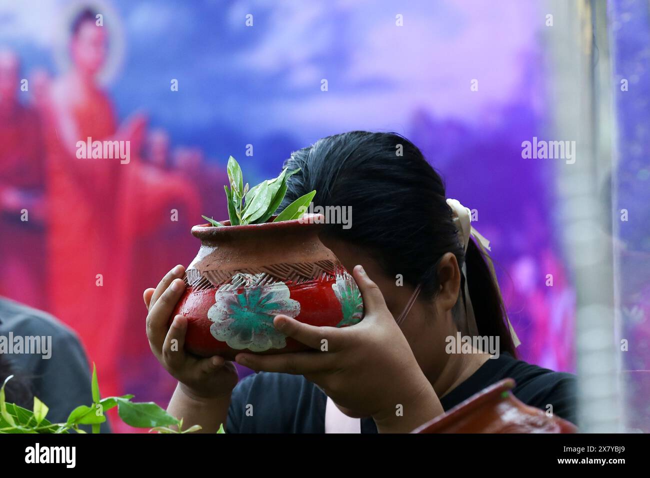 Yangon, Myanmar. 22 maggio 2024. Una donna prega il giorno della luna piena di Kason alla Pagoda Botahtaung di Yangon, Myanmar, 22 maggio 2024. Crediti: Myo Kyaw Soe/Xinhua/Alamy Live News Foto Stock