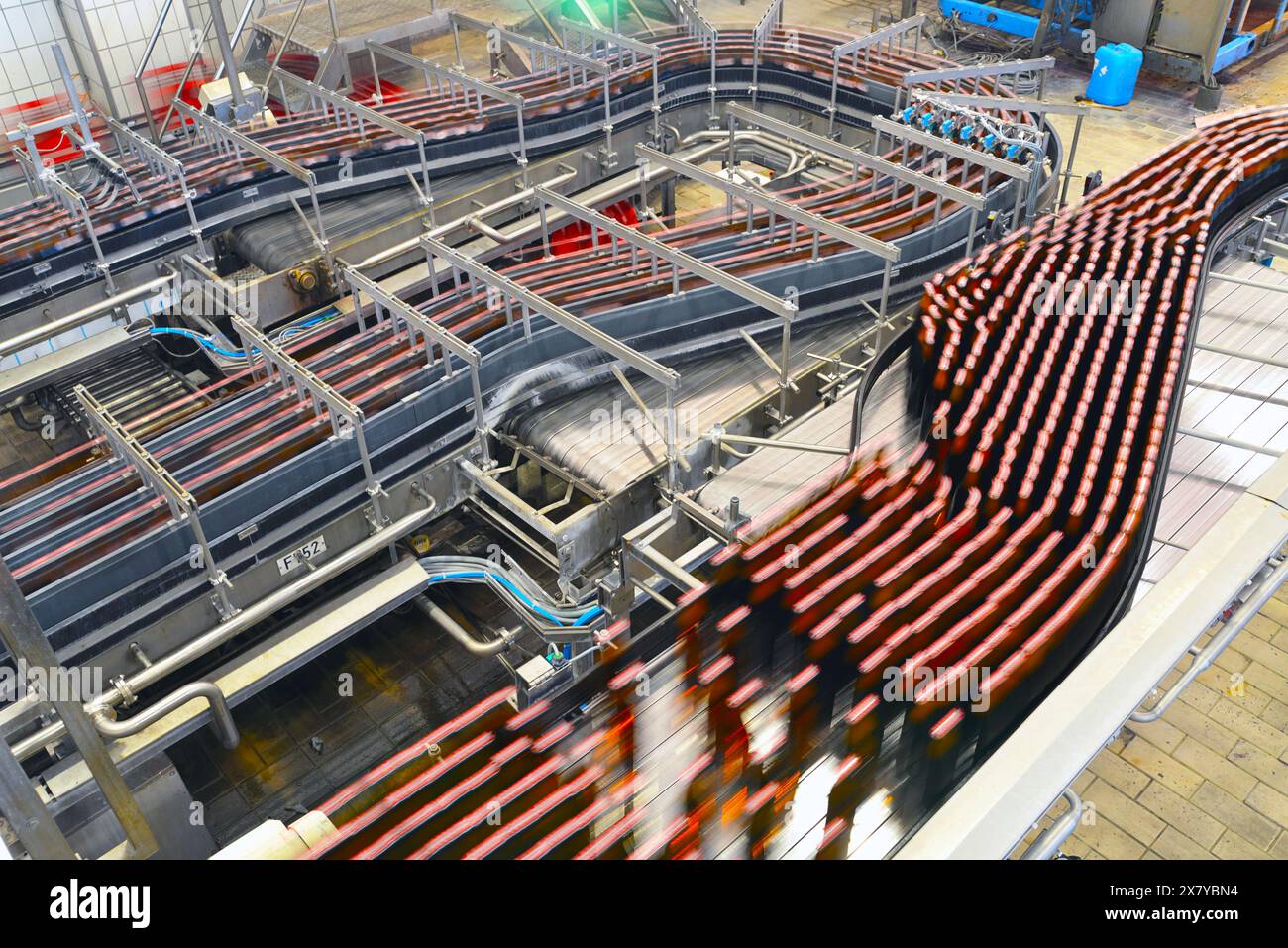 Bottiglie di birra sulla linea di montaggio in una birreria moderna - impianto industriale nell'industria alimentare Foto Stock
