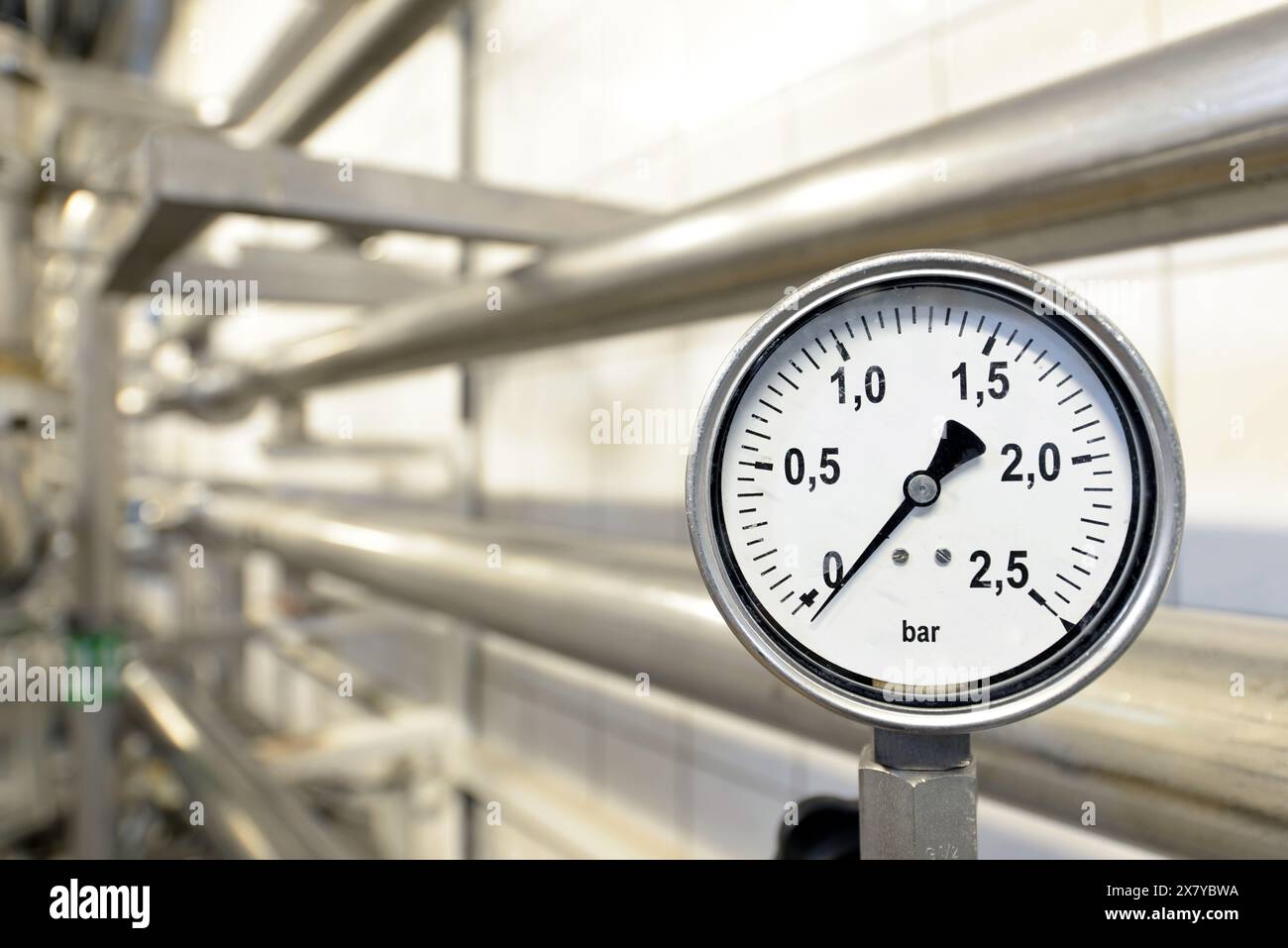 Industria alimentare - birreria impianto con un comparatore a quadrante per controllare le piante Foto Stock