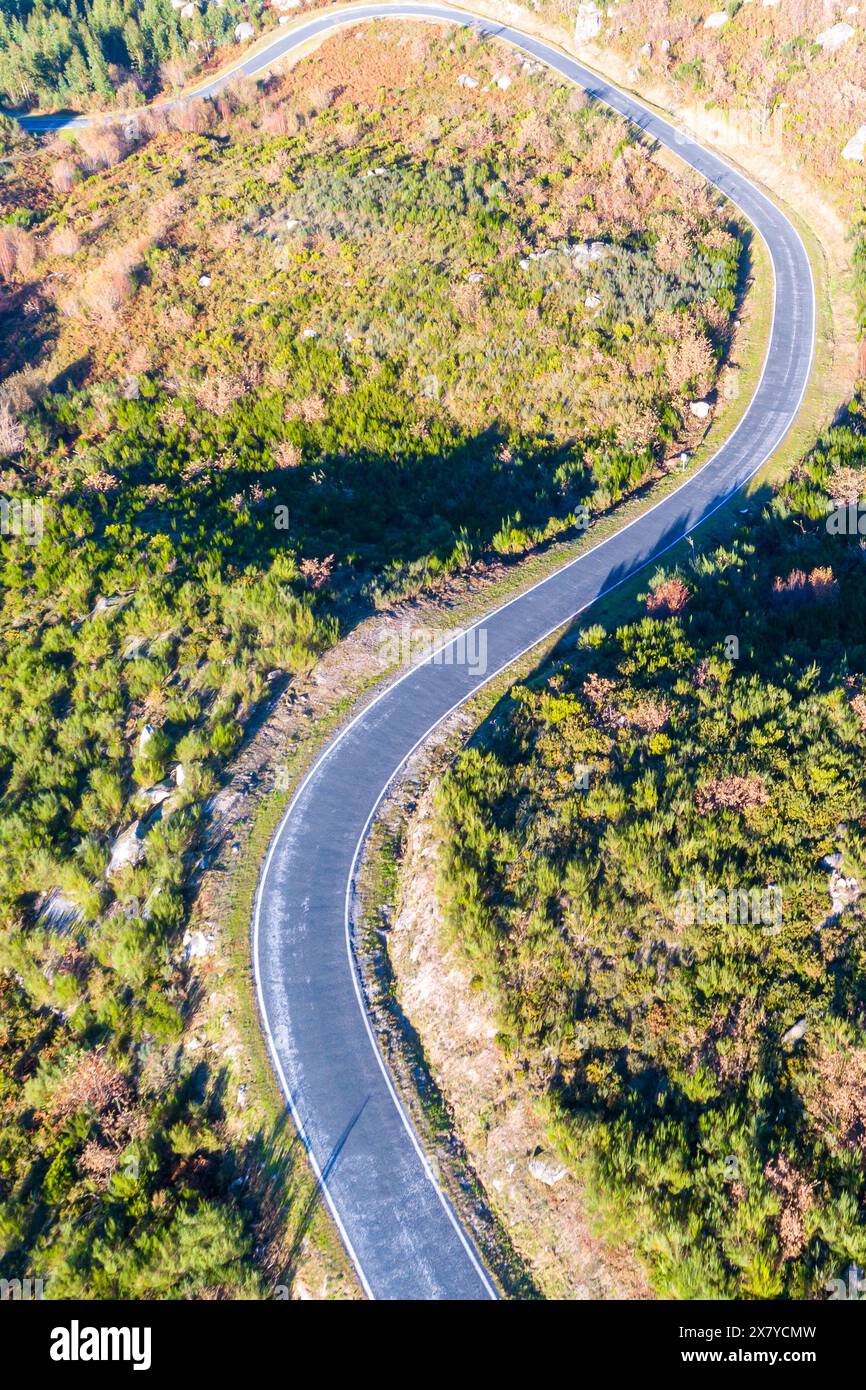 strada di montagna curvata vista da un drone Foto Stock