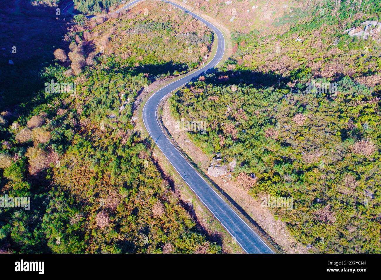 strada di montagna curvata vista da un drone Foto Stock