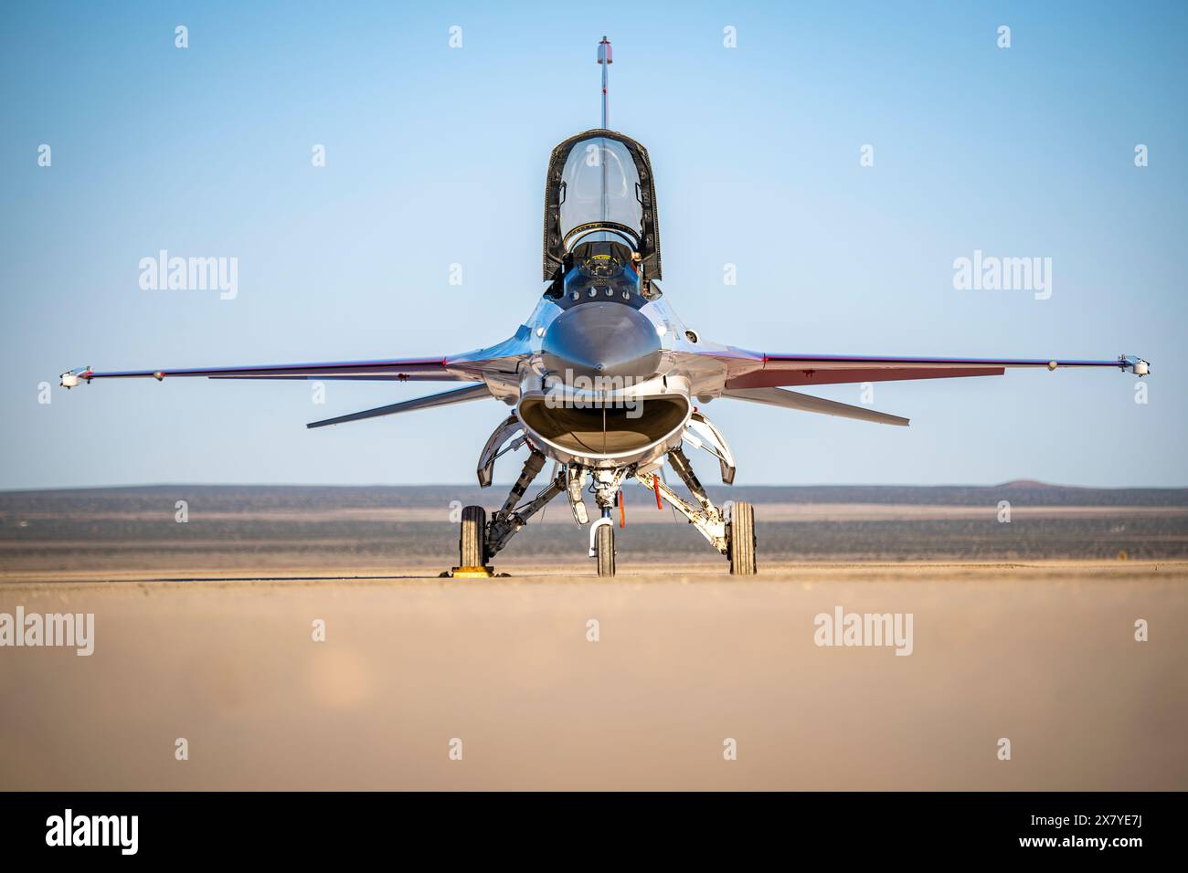 Il 412th Maintenance Group, Fabrication Flight - Corrosion Control Team ha recentemente riverniciato il velivolo F-16 Viper Demo Team con il classico YF-16 liv Foto Stock