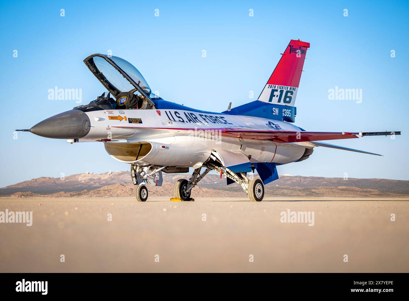 Il 412th Maintenance Group, Fabrication Flight - Corrosion Control Team ha recentemente riverniciato il velivolo F-16 Viper Demo Team con il classico YF-16 liv Foto Stock