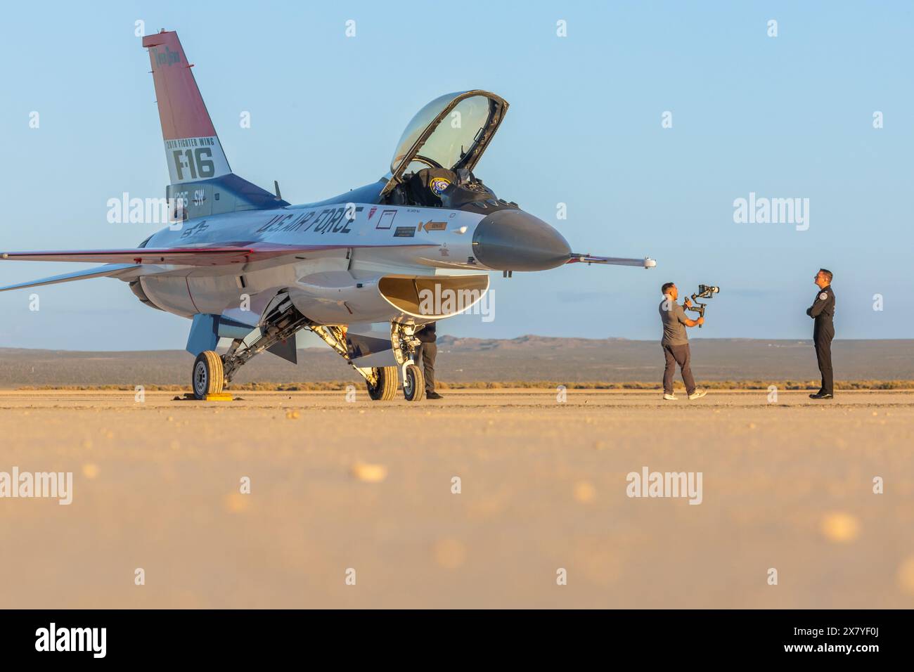 Il 412th Maintenance Group, Fabrication Flight - Corrosion Control Team ha recentemente riverniciato il velivolo F-16 Viper Demo Team con il classico YF-16 liv Foto Stock