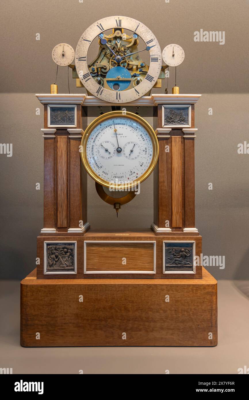 Parigi, Francia - 05 11 2024: Il Museo delle Arti e dell'Artigianato. Visualizzazione di un orologio del calendario Foto Stock