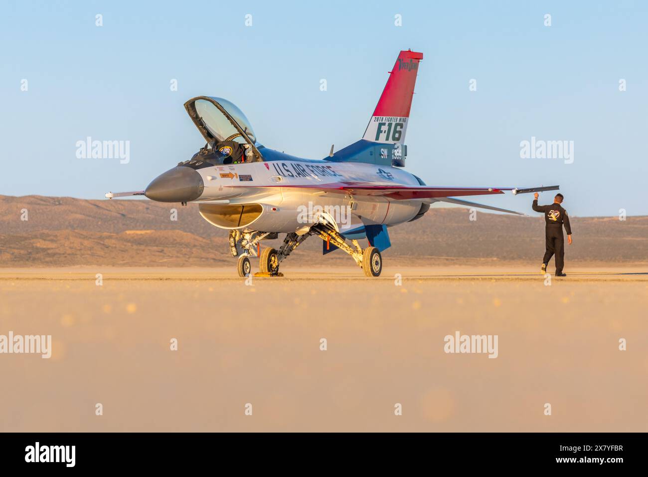 Il 412th Maintenance Group, Fabrication Flight - Corrosion Control Team ha recentemente riverniciato il velivolo F-16 Viper Demo Team con il classico YF-16 liv Foto Stock