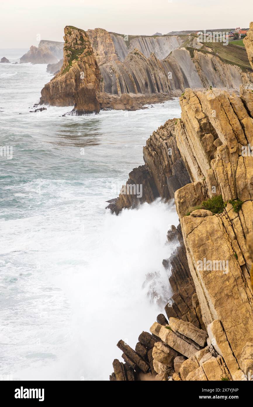 Rocce insolite, formazioni geologiche erosive e sedimentarie, e l'oceano Atlantico tempestoso. Costa Quebrada Geopark, Cantabria, Spagna. Foto Stock