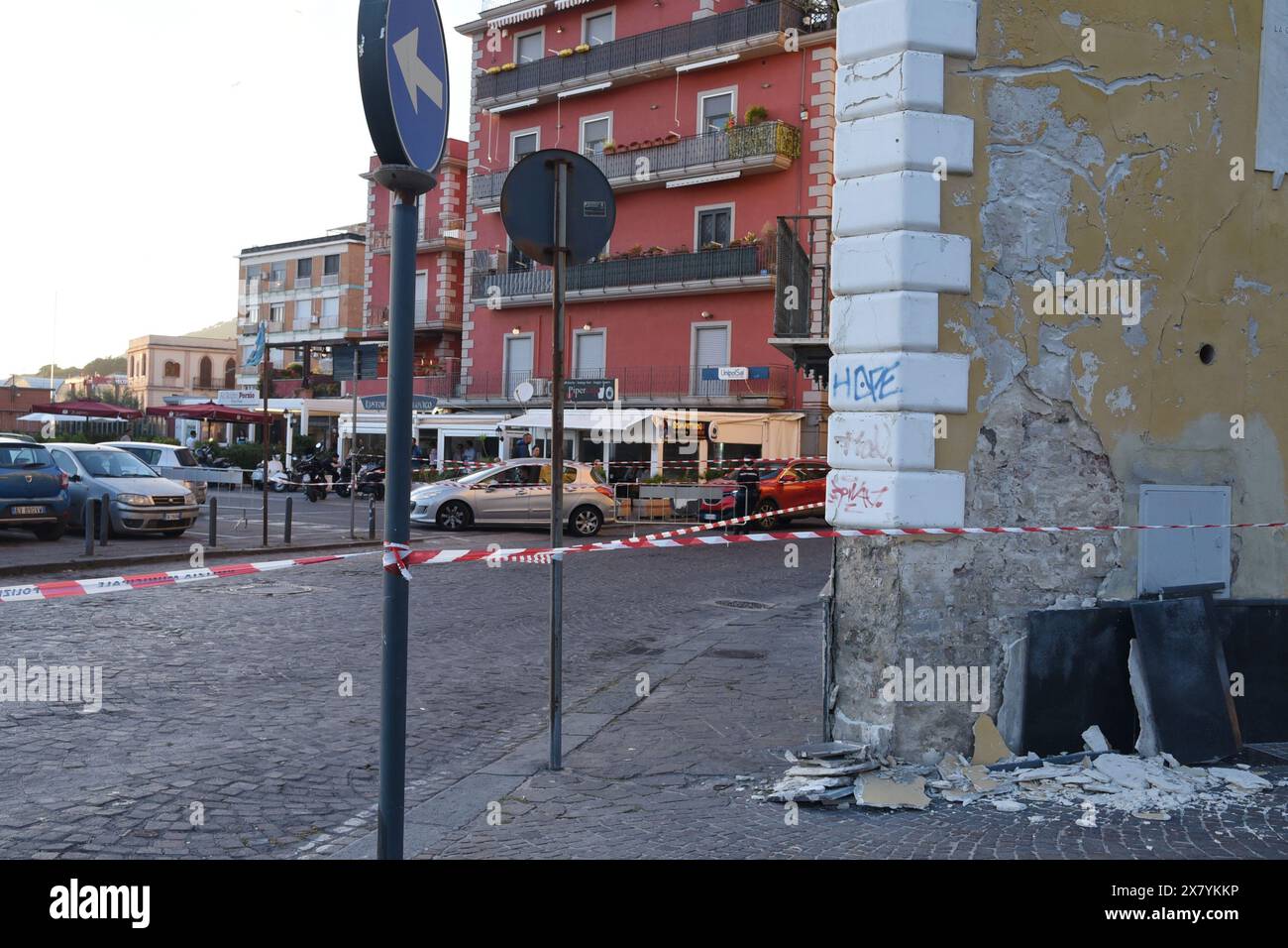 21 maggio 2024, Pozzuoli, Campania, Italia: Gli edifici danneggiati durante il terremoto che ha colpito la città di Pozzuoli, l'area dei campi Flegrei, interessante dal fenomeno bradicistico che ha causato molti shock sismici, i più forti rilevati sono stati di magnitudo 4,4. (Credit Image: © Pacific Press via ZUMA Press Wire) SOLO PER USO EDITORIALE! Non per USO commerciale! Foto Stock