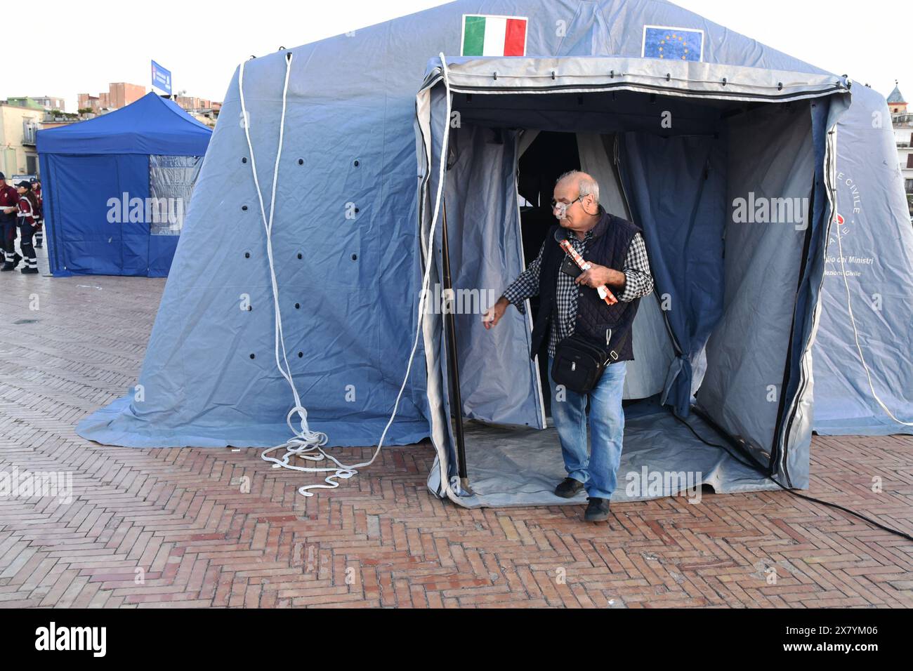 21 maggio 2024, Pozzuoli, Campania, Italia: POZZUOLI, ITALIA- 21 MAGGIO 2024: Tende per ospitare le persone evacuate da byildings demage dal terremoto che ha colpito Pozzuoli, sono state posizionate in molti luoghi della città per consentire agli sfollati di trascorrere la notte. L'area dei campi Flegrei, si interseca dai fenomeni bradici che hanno causato molti shock sismici, i più forti rilevati sono stati di magnitute 4,4 causate paura tra le persone. (Credit Image: © Pacific Press via ZUMA Press Wire) SOLO PER USO EDITORIALE! Non per USO commerciale! Foto Stock