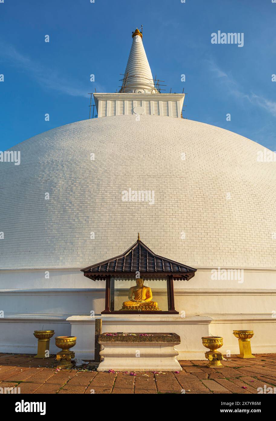 Maha Seya Mihintale e un Santuario buddista Foto Stock