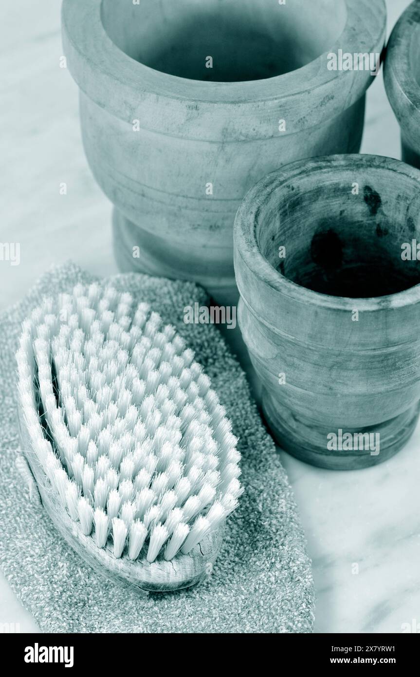 La vaschetta del bagno forniture, spazzola e Guanto da bagno Foto Stock