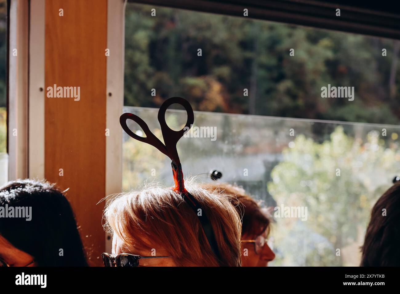 Entrevaux, Francia - 30.10.2022 : le persone sotto mentite spoglie celebrano Halloween su un treno d'epoca in Provenza, Francia meridionale. Foto Stock