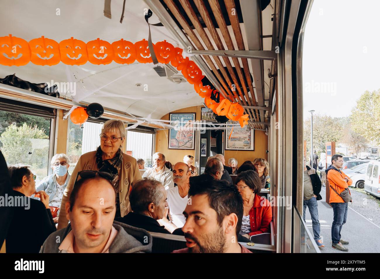 Entrevaux, Francia - 30.10.2022 : le persone sotto mentite spoglie celebrano Halloween su un treno d'epoca in Provenza, Francia meridionale. Foto Stock