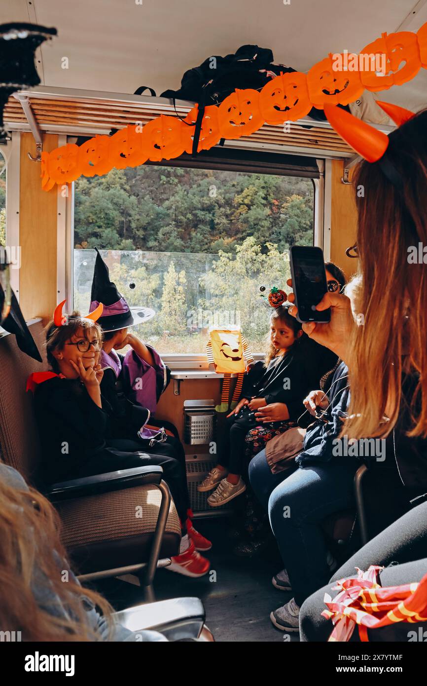 Entrevaux, Francia - 30.10.2022 : le persone sotto mentite spoglie celebrano Halloween su un treno d'epoca in Provenza, Francia meridionale. Foto Stock