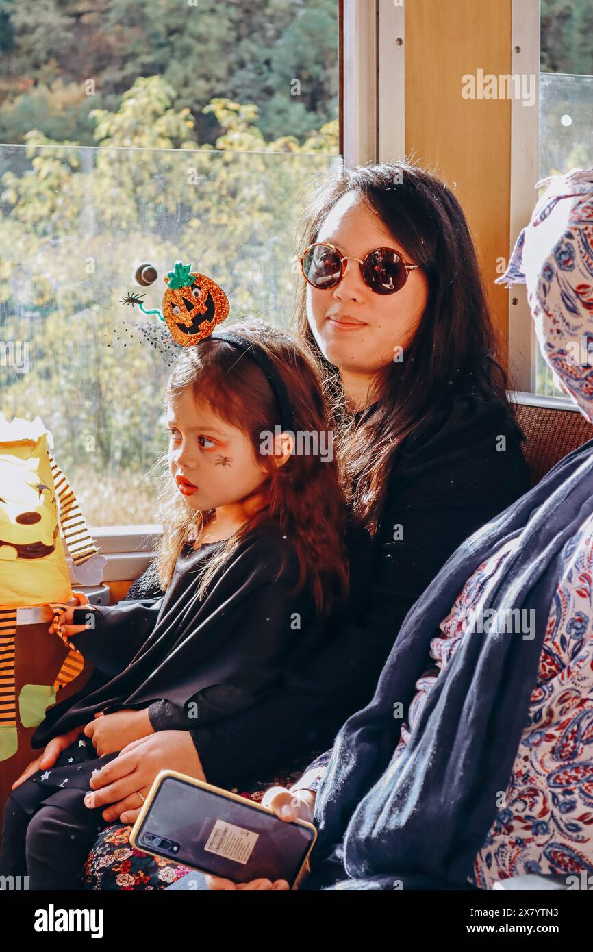 Entrevaux, Francia - 30.10.2022 : le persone sotto mentite spoglie celebrano Halloween su un treno d'epoca in Provenza, Francia meridionale. Foto Stock