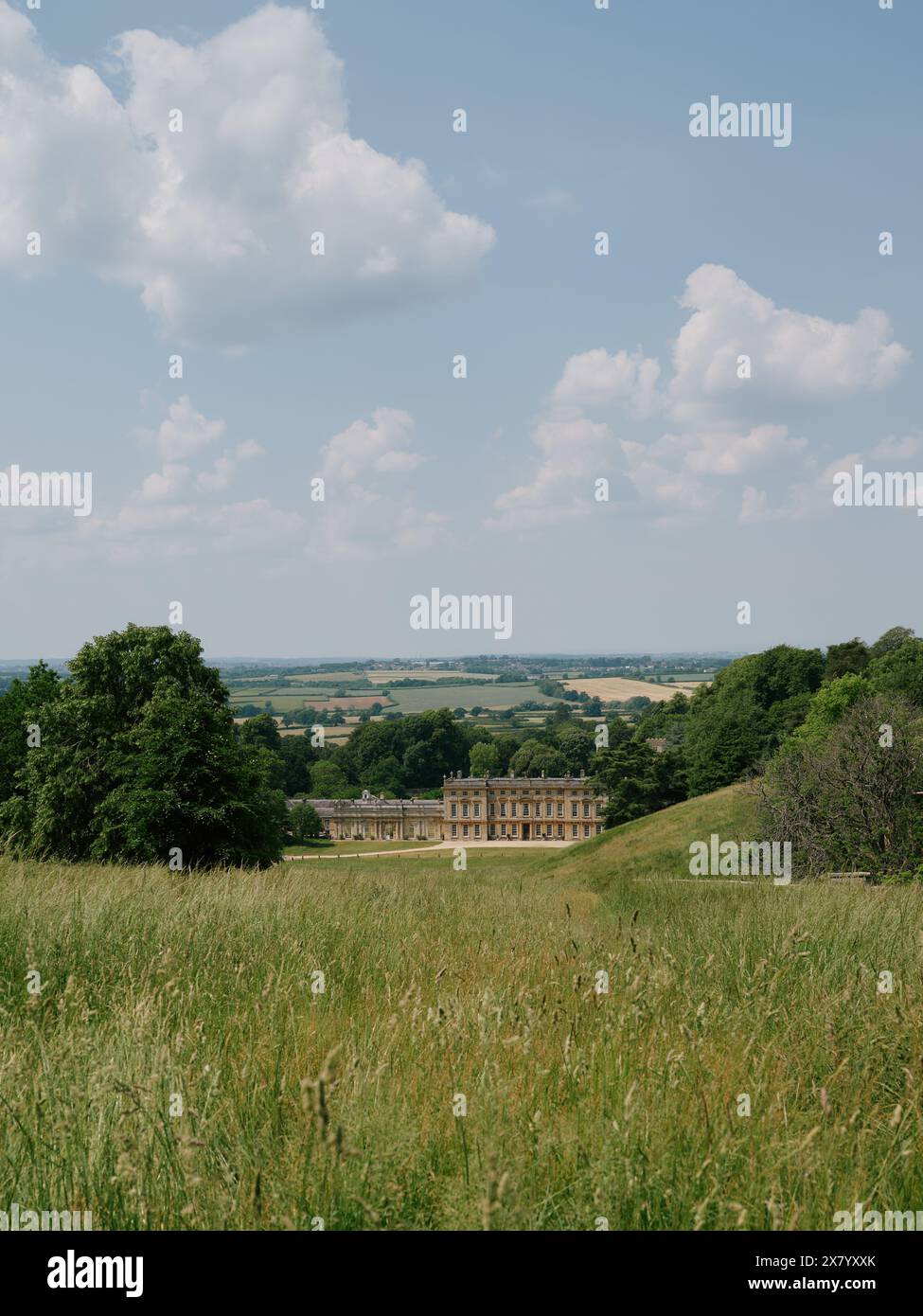 Una splendida giornata estiva al Dyrham Park barocco casa di campagna inglese in un antico parco di cervi, Dyrham, South Gloucestershire, Inghilterra Regno Unito Foto Stock