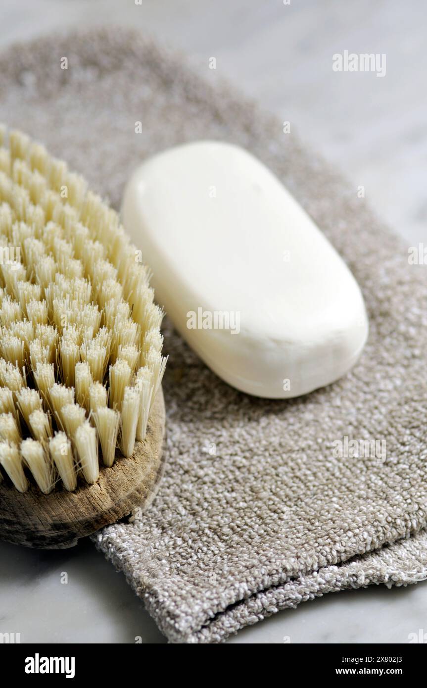 Vasca da bagno forniture, spazzola e sapone Guanto da bagno Foto Stock