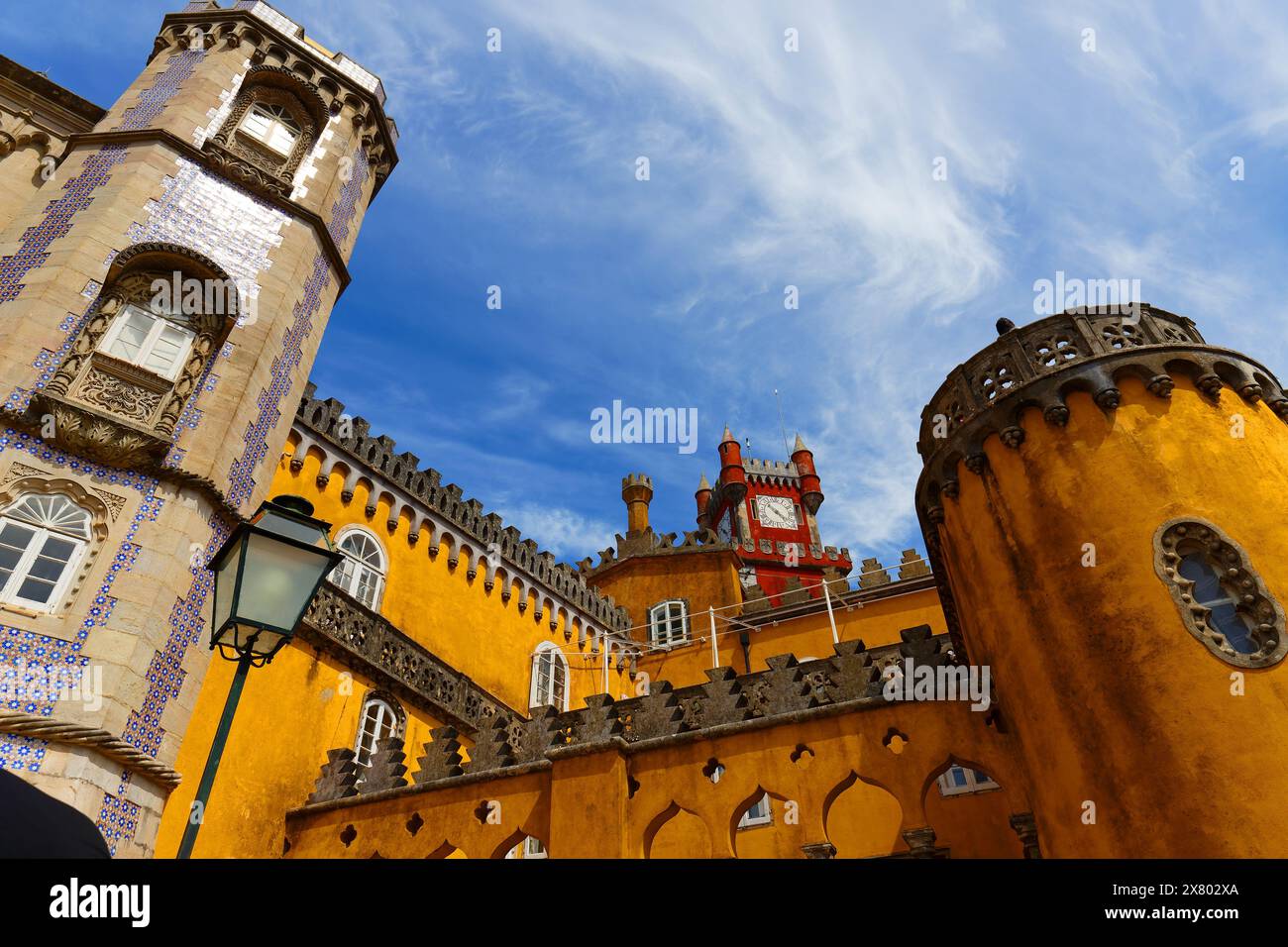 Il colorato Palácio da pena, famoso palazzo e una delle sette meraviglie del Portogallo Foto Stock