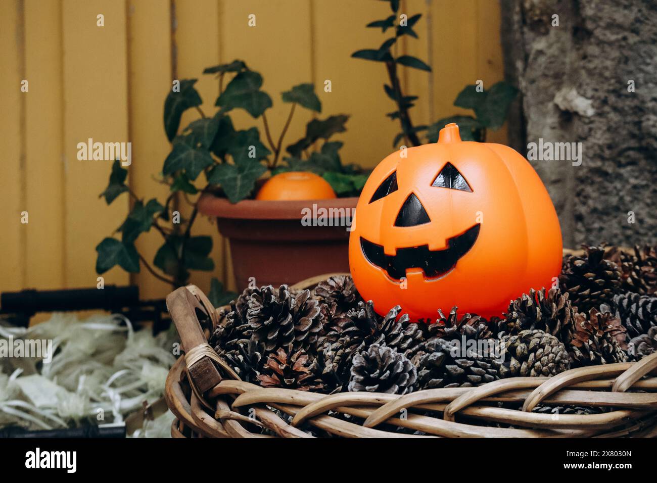 Decorazioni di Halloween nella città vecchia sulla strada, Jack o lanterna parzialmente fuori fuoco Foto Stock