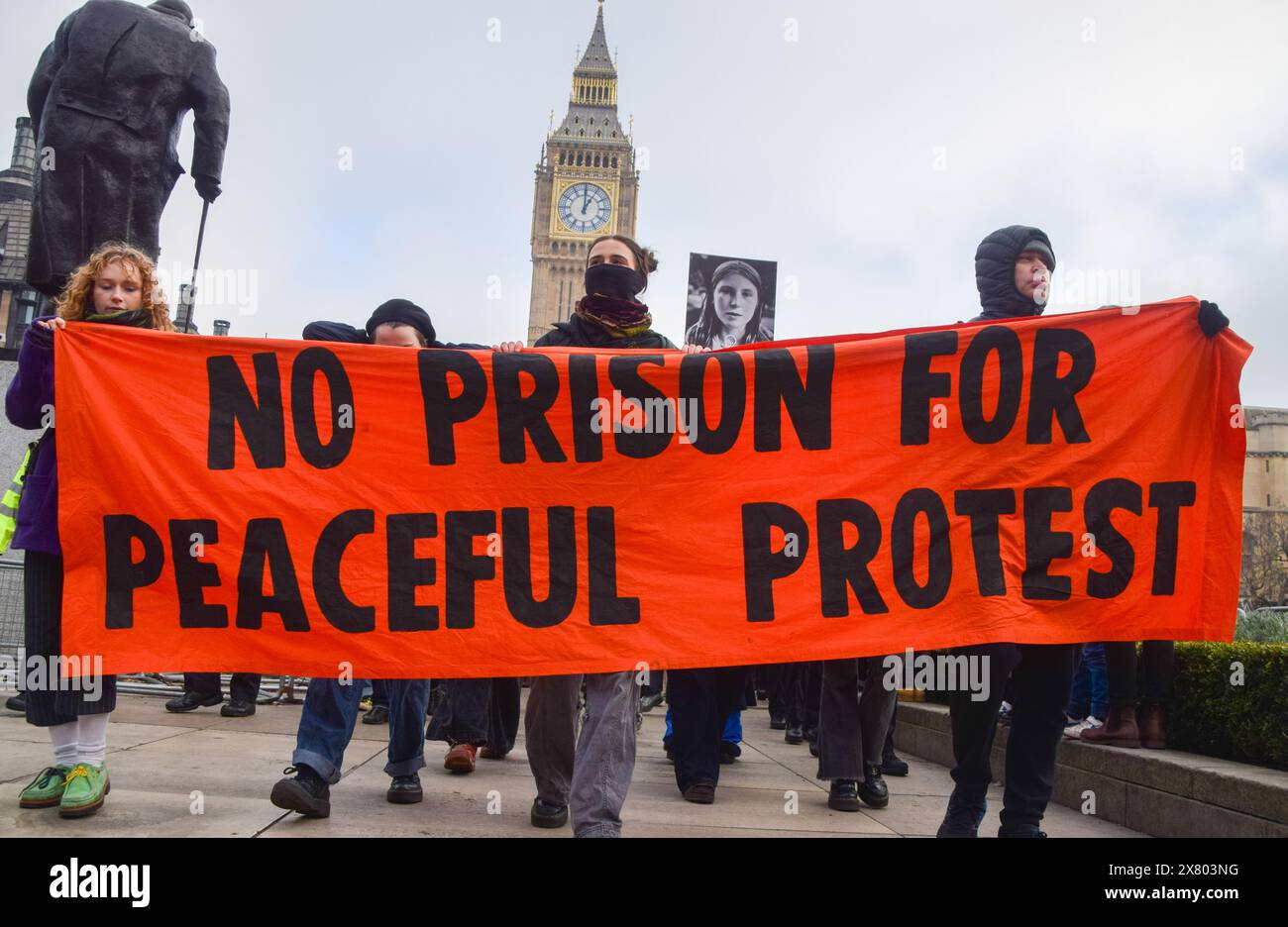 Londra, Regno Unito. 2 dicembre 2023. Gli attivisti Just Stop Oil marciano con il cartello "No Prison for Peace Protestation” in Parliament Square mentre il gruppo di azione per il clima organizza una protesta in solidarietà con gli attivisti incarcerati Morgan Trowland, Marcus Decker, Phoebe Plummer e altri, e contro i continui arresti di attivisti per il clima. Crediti: Vuk Valcic/Alamy Live News Foto Stock