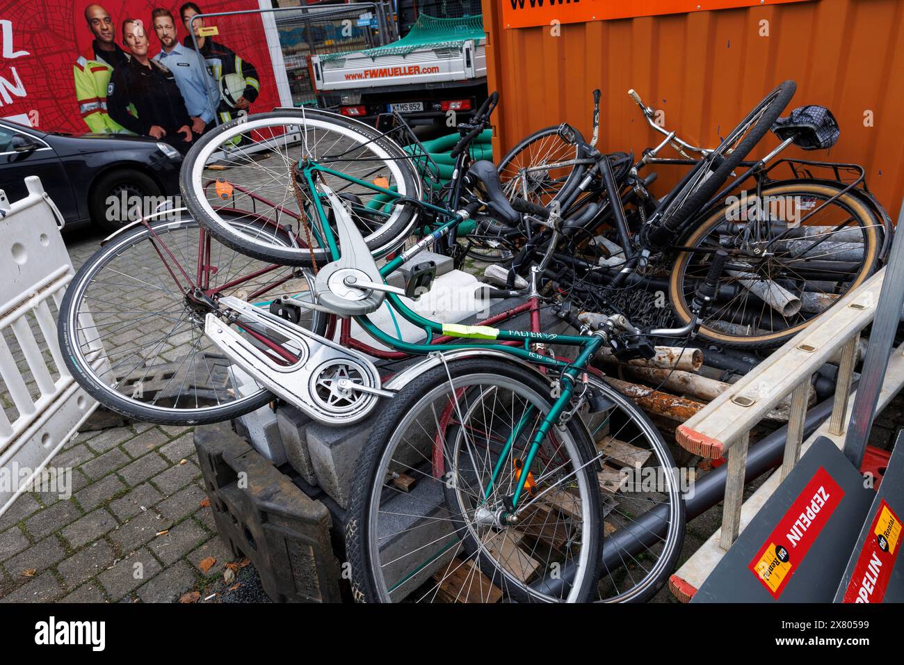 Le biciclette da rottami raccolti per lo smaltimento si trovano a Neumarkt, Colonia, Germania. Eingesammelte Schrottfahrraeder zur Entsorgung liegen am Neumarkt, Koel Foto Stock