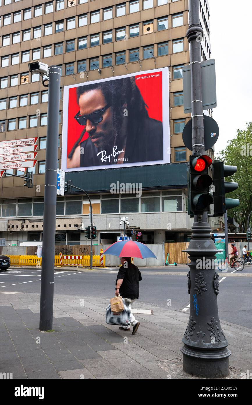 Il musicista Lenny Kravitz pubblicizza occhiali da sole Ray-Ban, cartellone pubblicitario in un edificio a Friesenplatz, Colonia, Germania. Der Musiker Lenny Kravitz wirbt f Foto Stock
